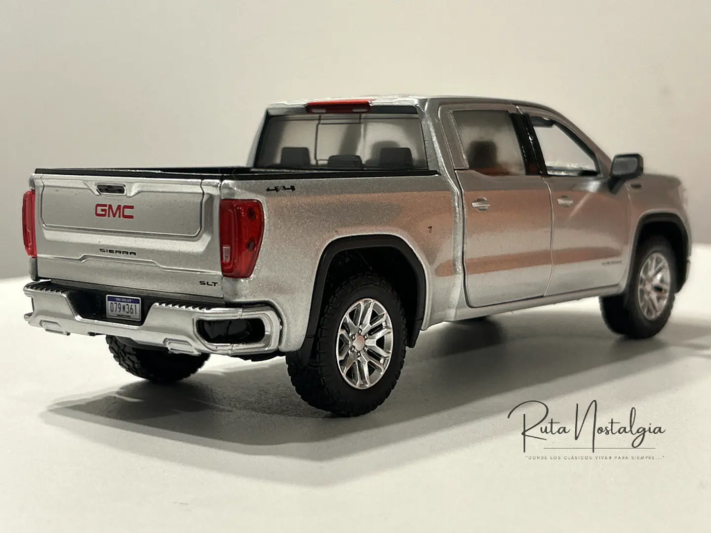 Camioneta Motormax GMC Sierra 1500 SLT Crew Cab 2019 1:24 10