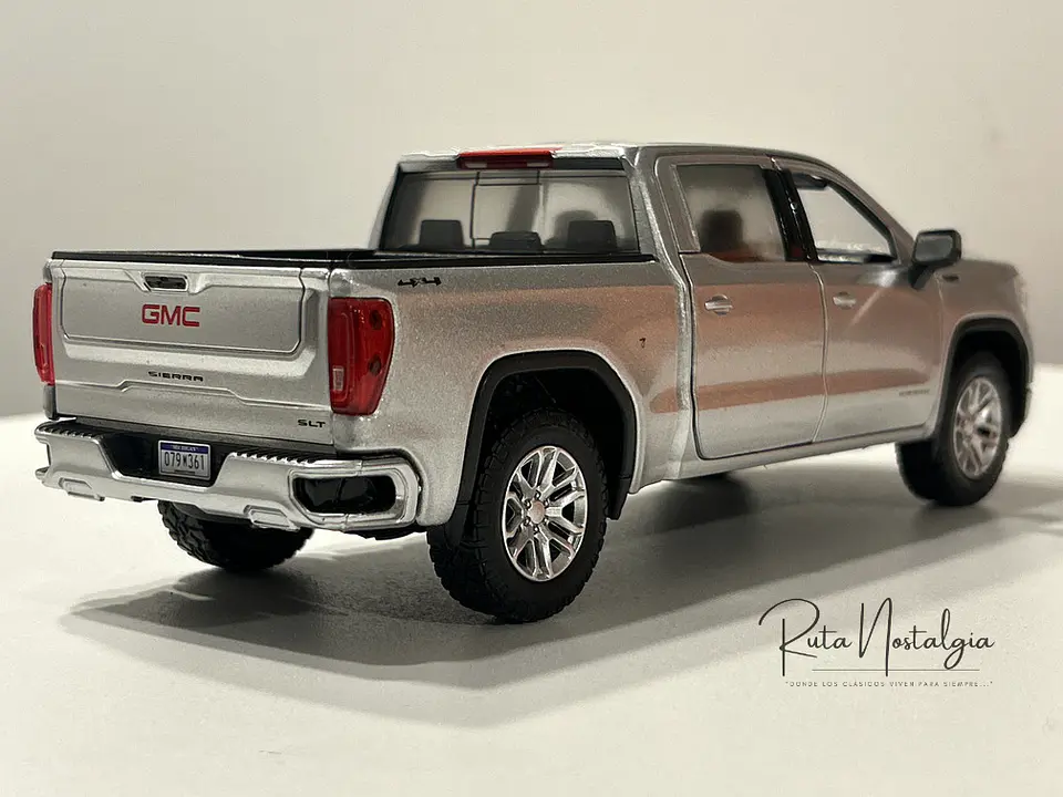 Camioneta Motormax GMC Sierra 1500 SLT Crew Cab 2019 1:24 10