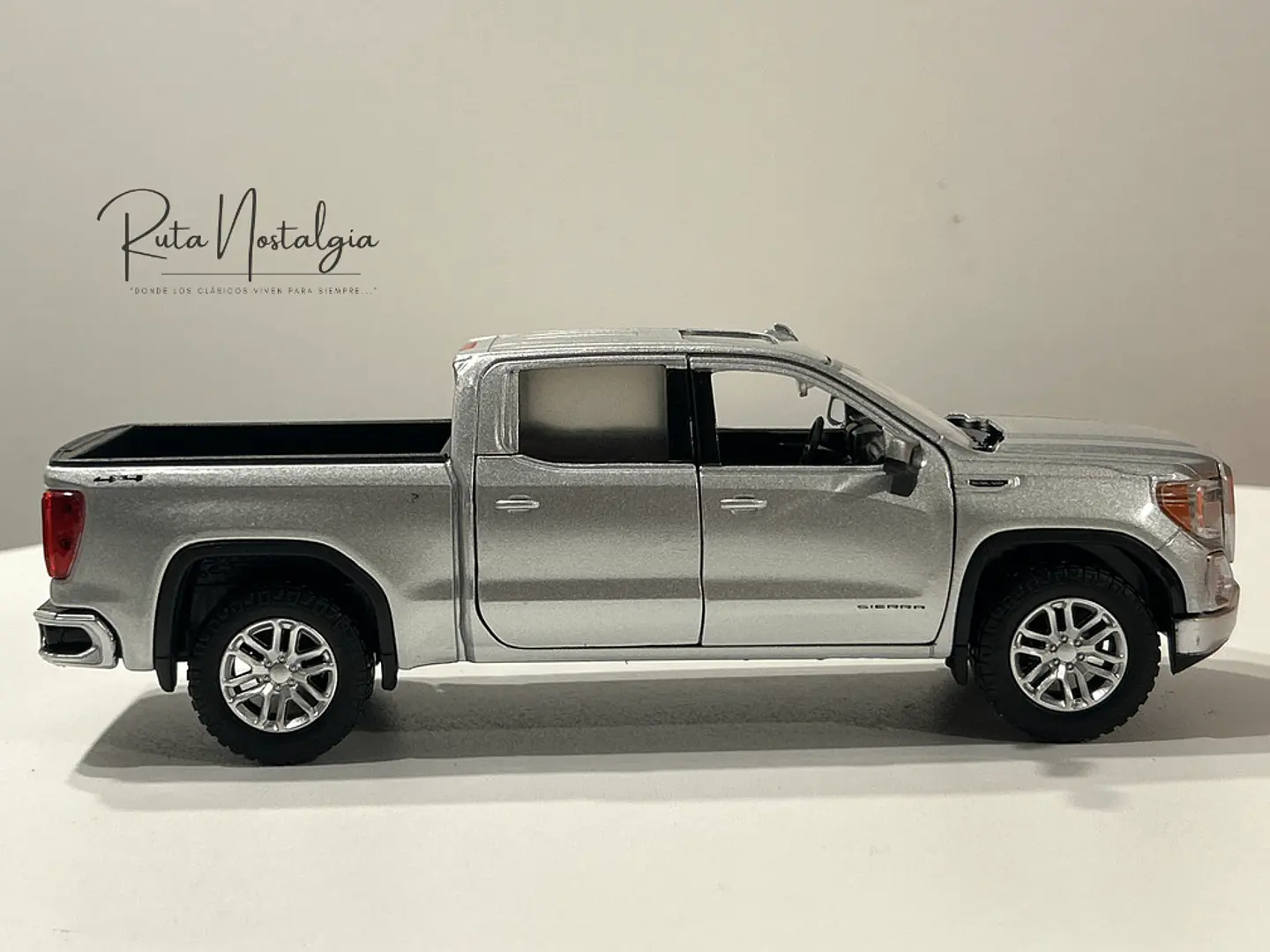 Camioneta Motormax GMC Sierra 1500 SLT Crew Cab 2019 1:24 11