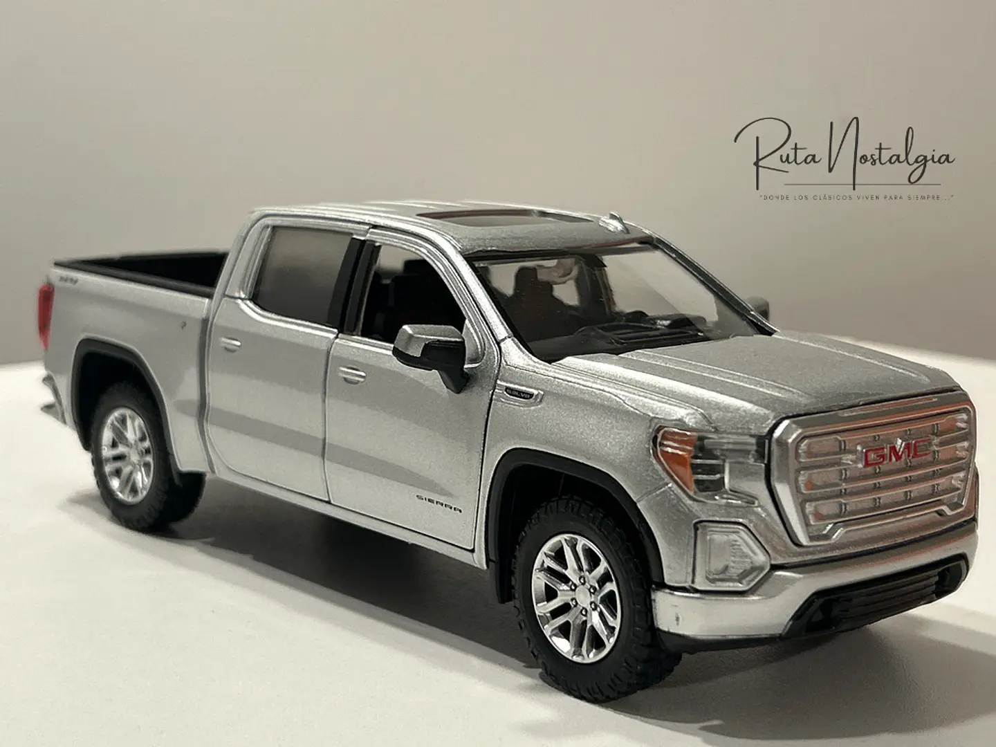 Camioneta Motormax GMC Sierra 1500 SLT Crew Cab 2019 1:24 1