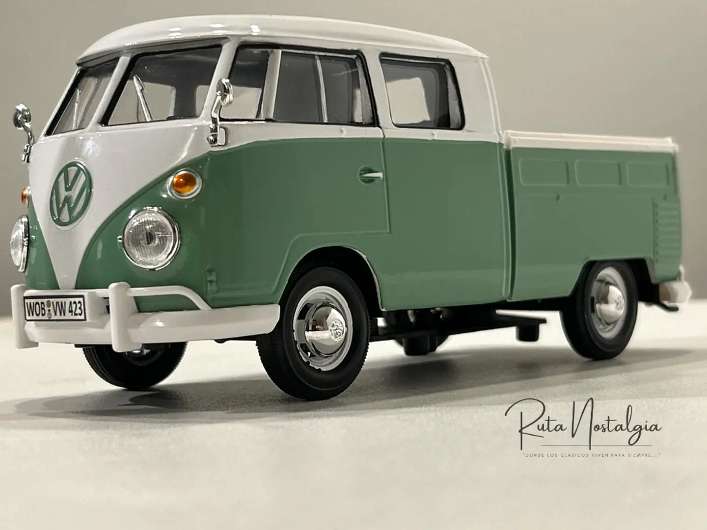 Camioneta Volkswagen T1 DoKa | Motormax Escala 1:24 1