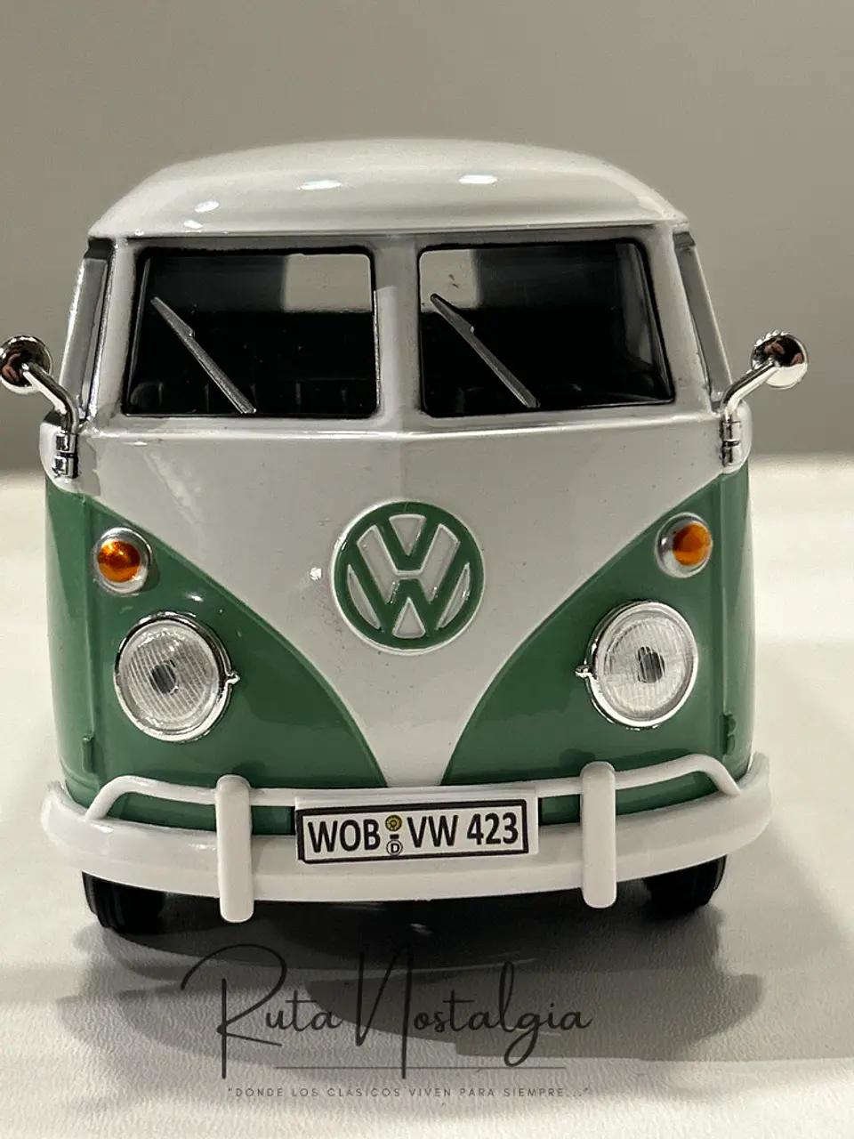 Camioneta Volkswagen T1 DoKa | Motormax Escala 1:24 2