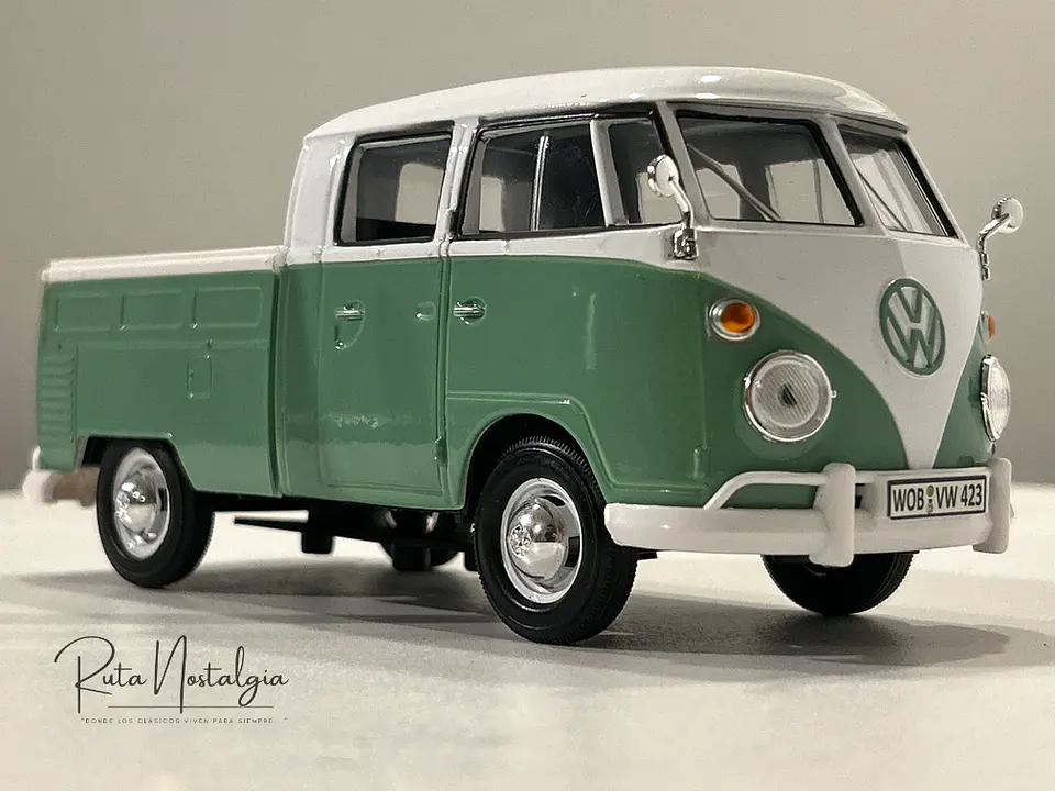 Camioneta Volkswagen T1 DoKa | Motormax Escala 1:24 3