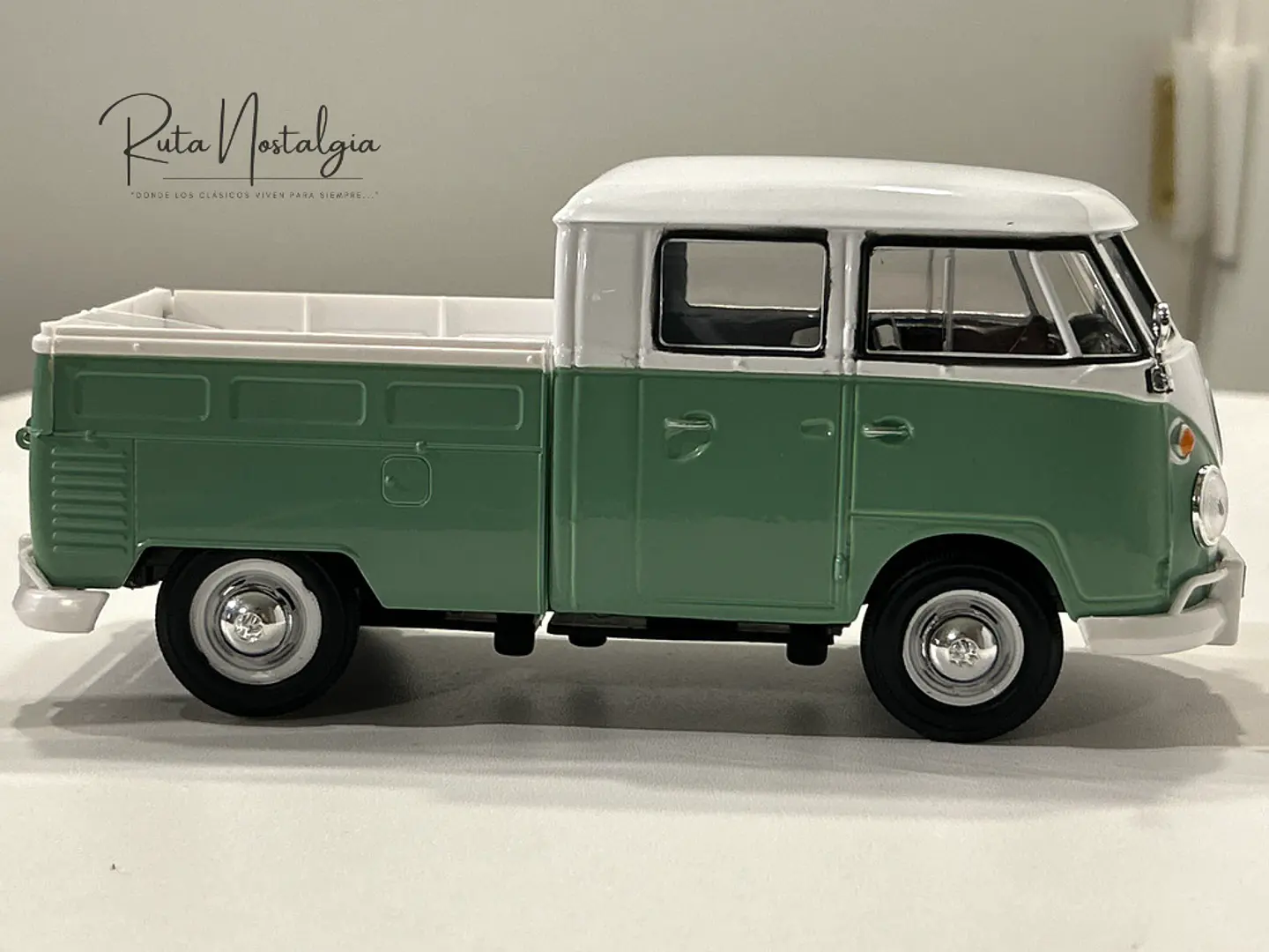 Camioneta Volkswagen T1 DoKa | Motormax Escala 1:24 4