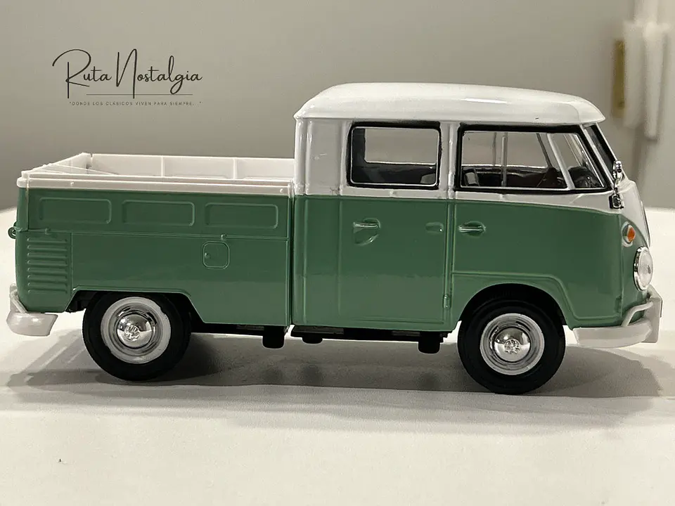 Camioneta Volkswagen T1 DoKa | Motormax Escala 1:24 4