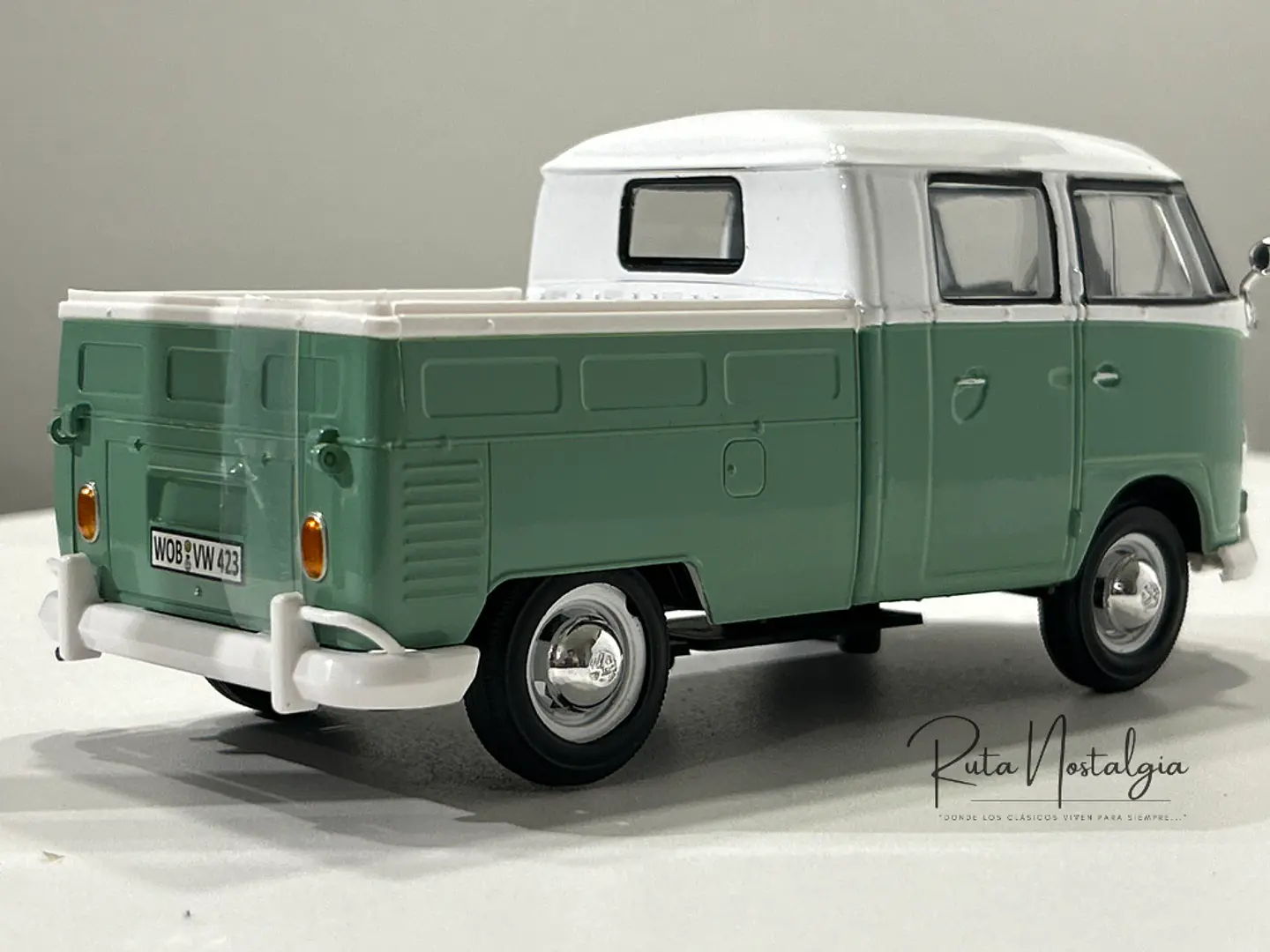 Camioneta Volkswagen T1 DoKa | Motormax Escala 1:24 5