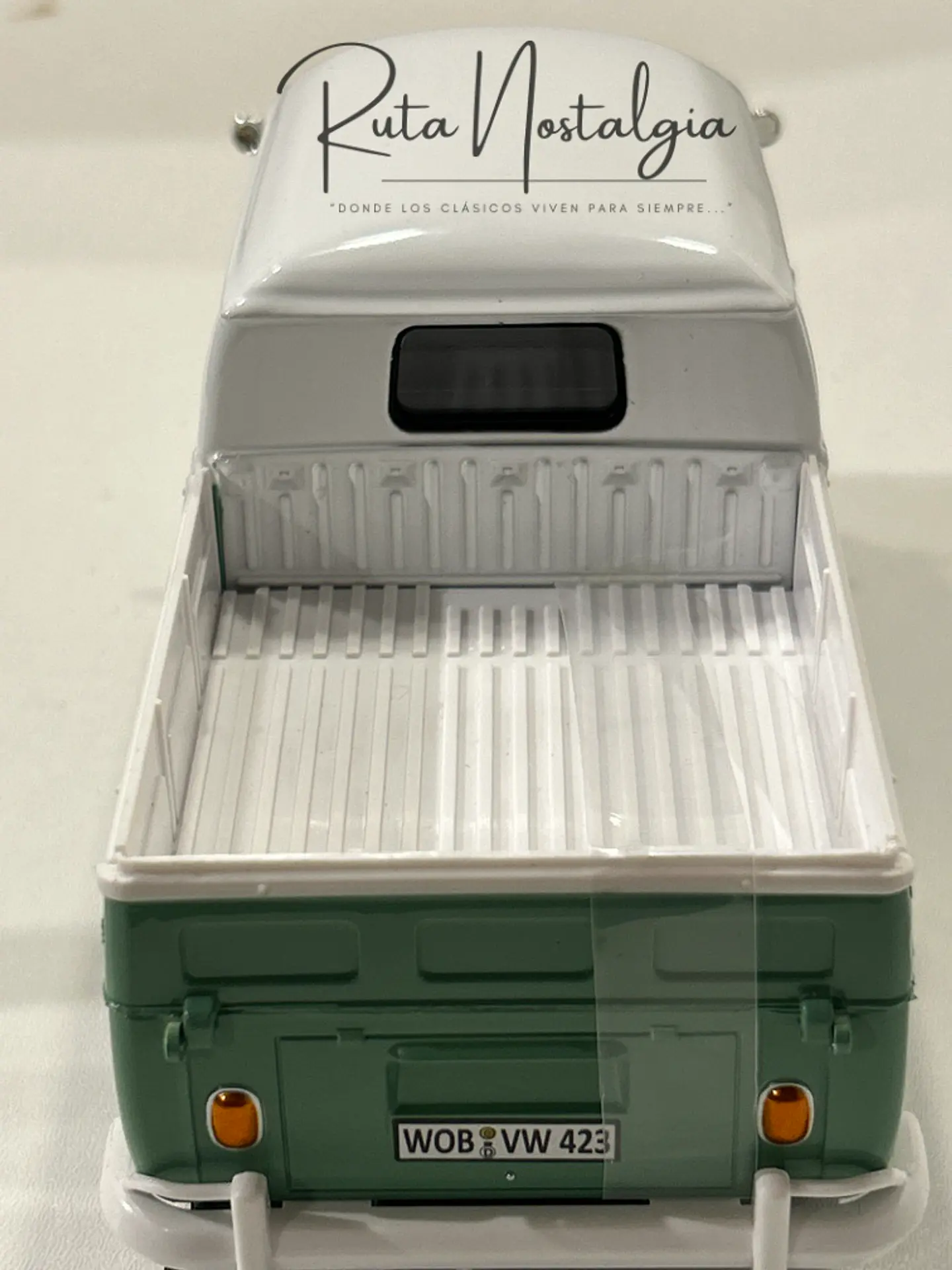 Camioneta Volkswagen T1 DoKa | Motormax Escala 1:24 6