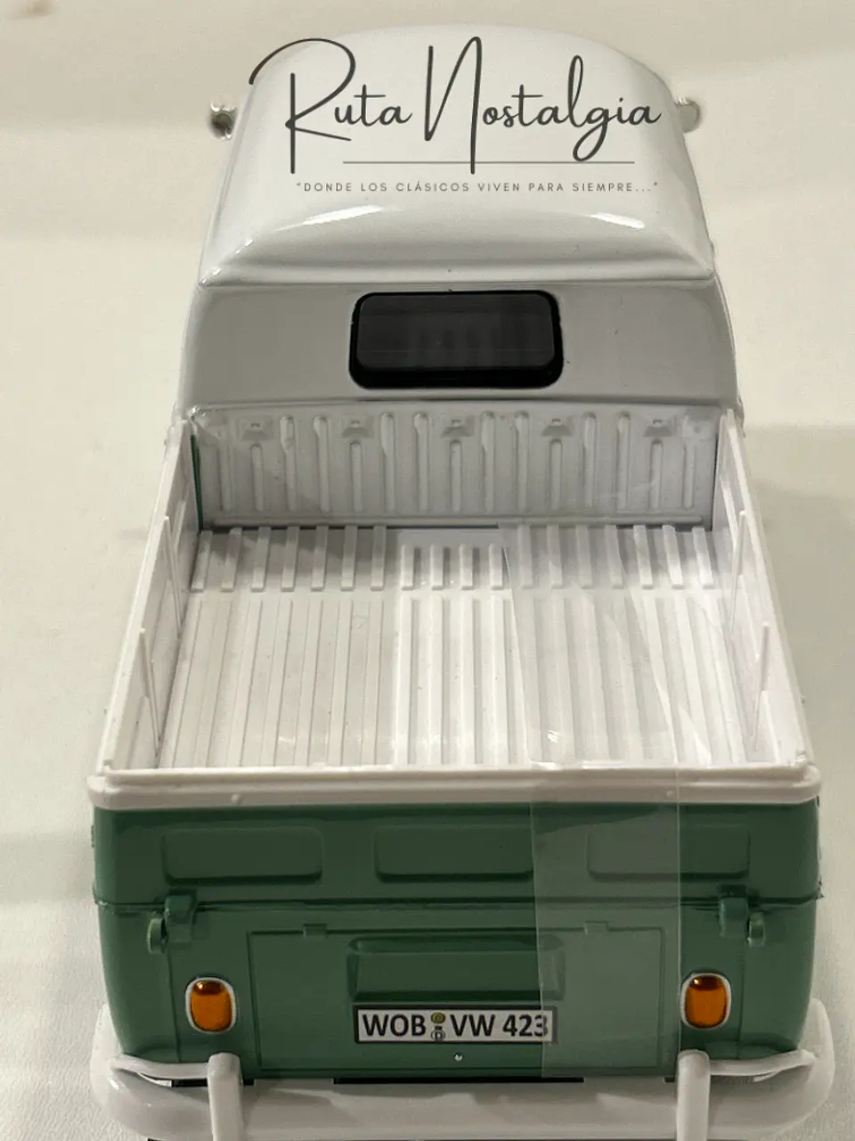 Camioneta Volkswagen T1 DoKa | Motormax Escala 1:24 6