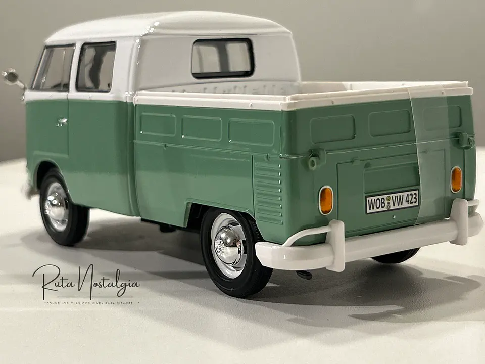 Camioneta Volkswagen T1 DoKa | Motormax Escala 1:24 7