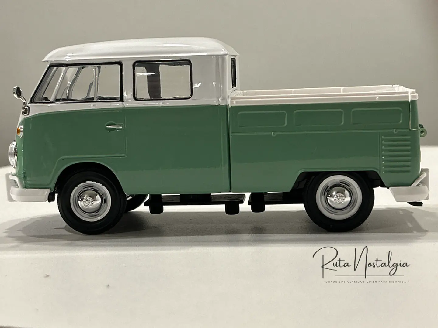 Camioneta Volkswagen T1 DoKa | Motormax Escala 1:24 8