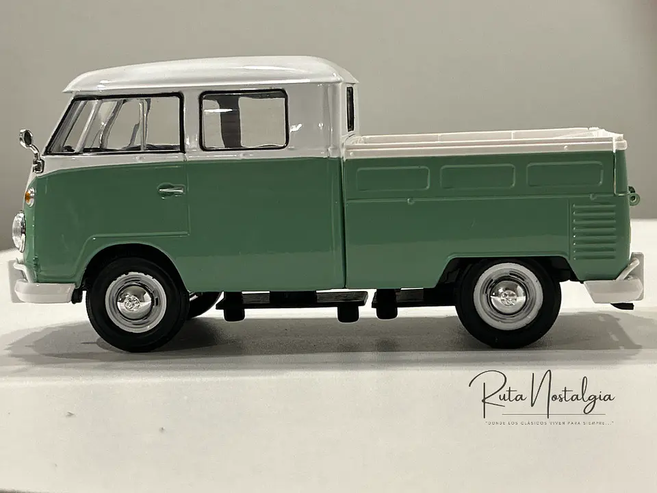 Camioneta Volkswagen T1 DoKa | Motormax Escala 1:24 8