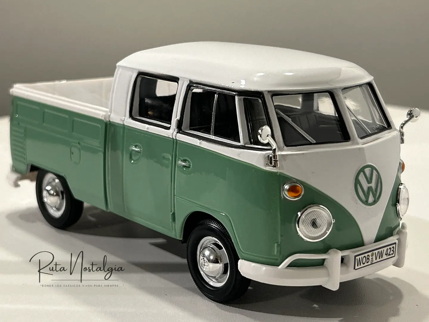 Camioneta Volkswagen T1 DoKa | Motormax Escala 1:24 9
