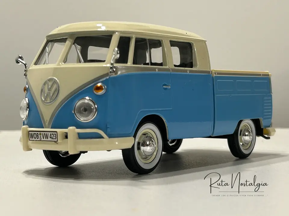 Camioneta Volkswagen T1 DoKa | Motormax Escala 1:24 11
