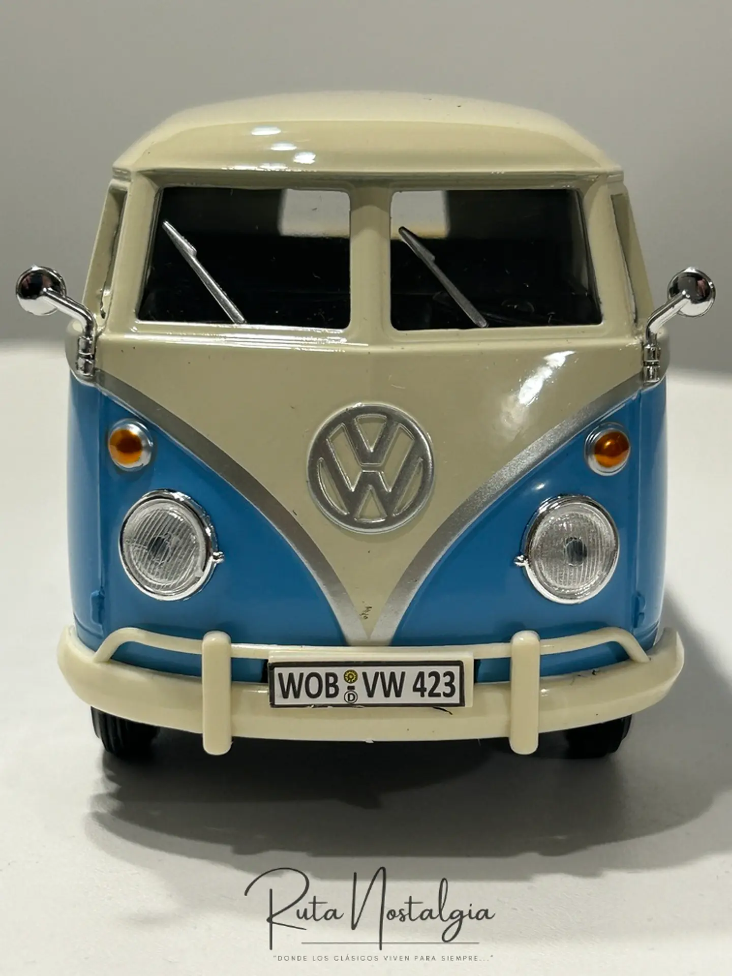 Camioneta Volkswagen T1 DoKa | Motormax Escala 1:24 12