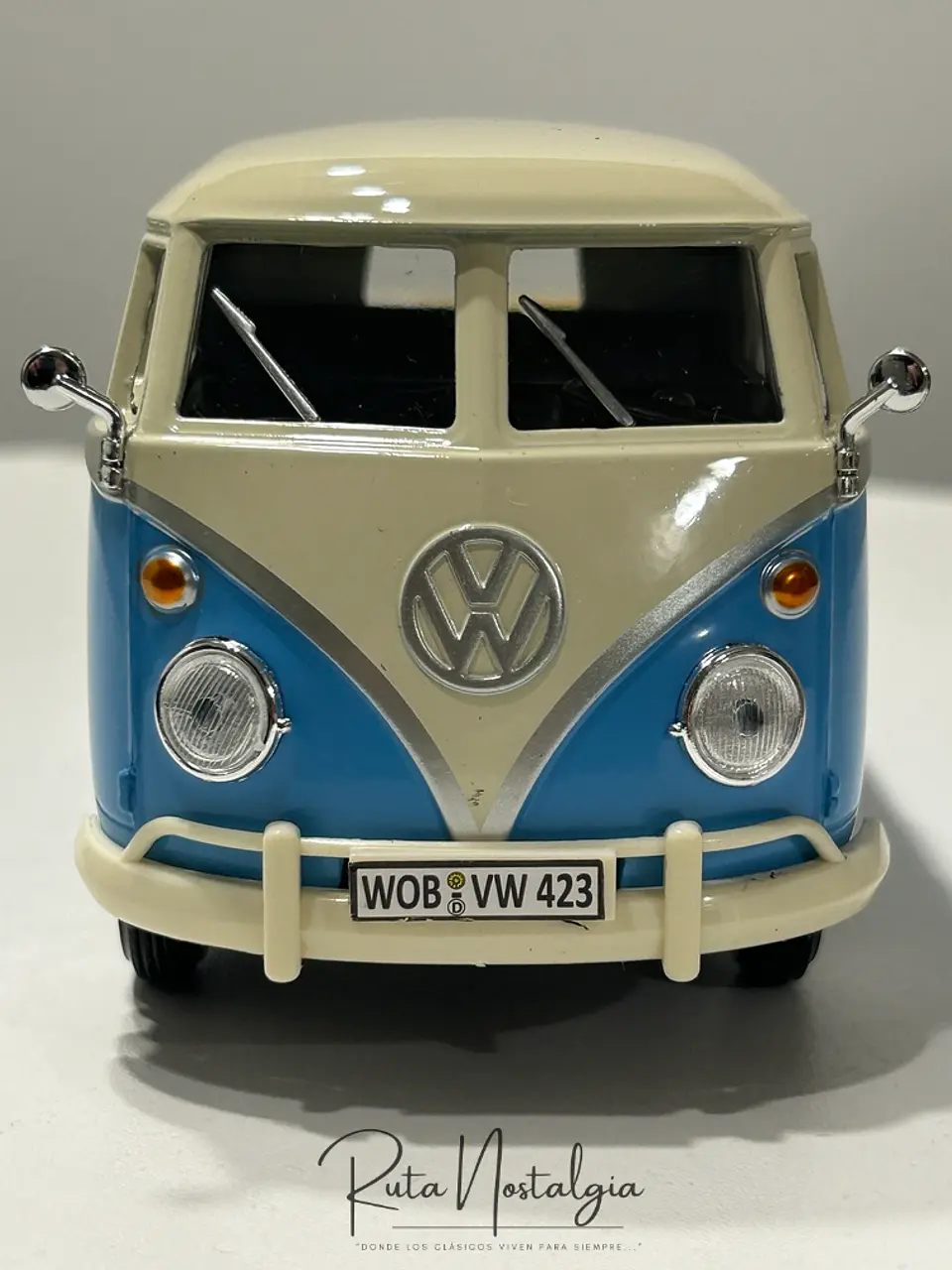 Camioneta Volkswagen T1 DoKa | Motormax Escala 1:24 12