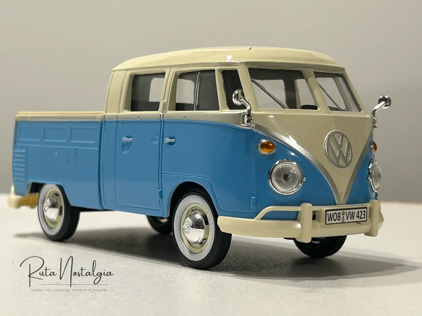 Camioneta Volkswagen T1 DoKa | Motormax Escala 1:24 13