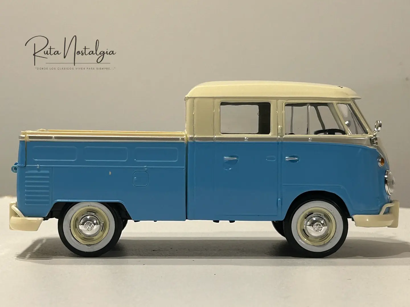 Camioneta Volkswagen T1 DoKa | Motormax Escala 1:24 14
