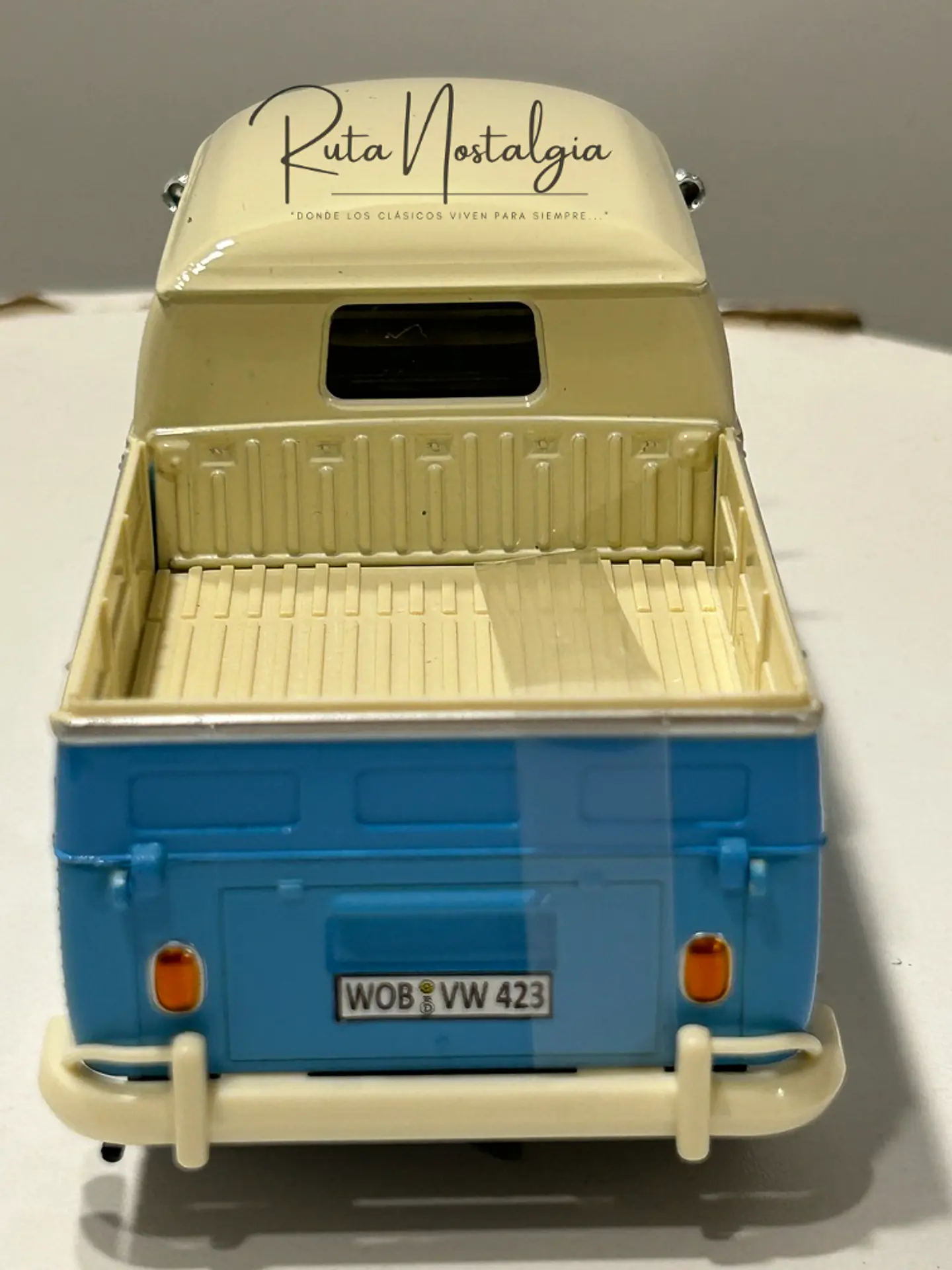 Camioneta Volkswagen T1 DoKa | Motormax Escala 1:24 16