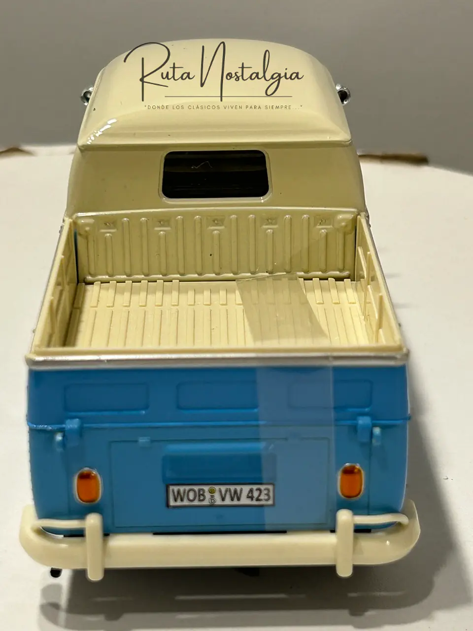 Camioneta Volkswagen T1 DoKa | Motormax Escala 1:24 16