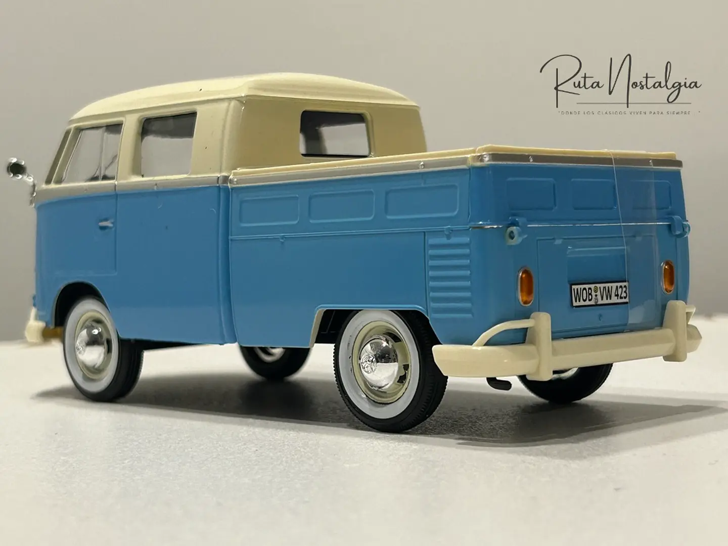 Camioneta Volkswagen T1 DoKa | Motormax Escala 1:24 17