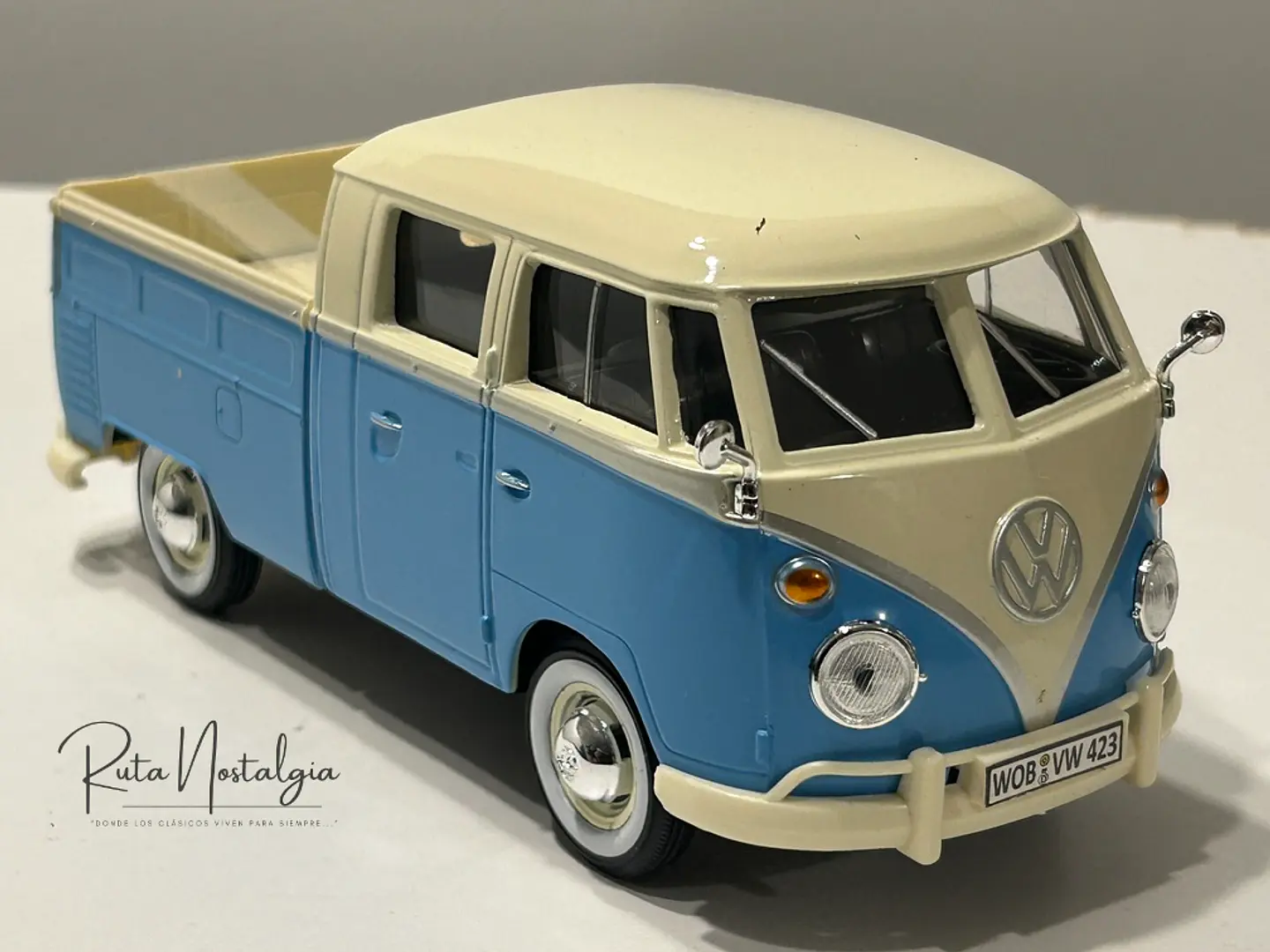 Camioneta Volkswagen T1 DoKa | Motormax Escala 1:24 19