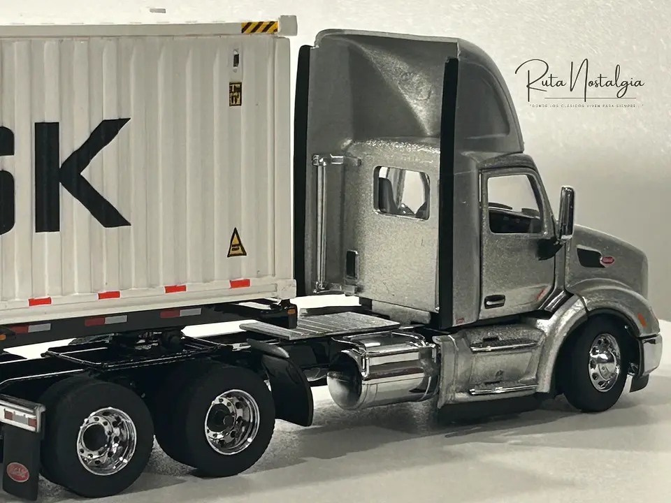 Camión Peterbilt 579 Day Cab + | Diecast Masters 1:50 14