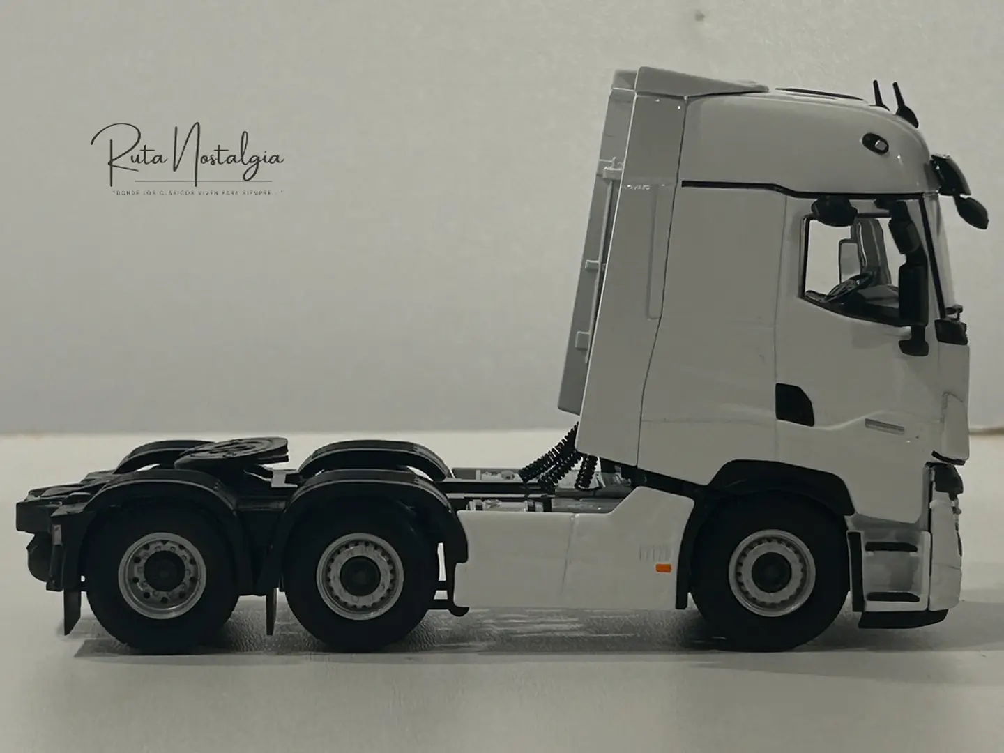 Camión WSI White Line Renault T High Evolution 6x2 1:50 9