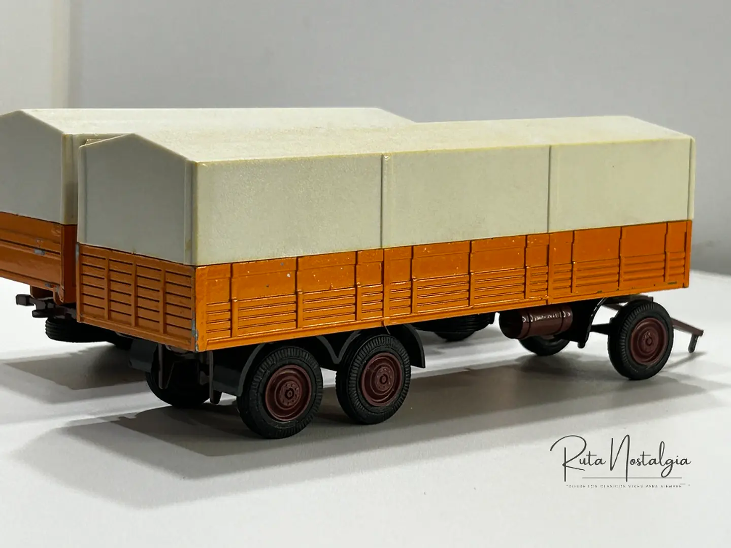Camión Mercedes-Benz NG 1632/1932 con carro | NZG 1:50 16