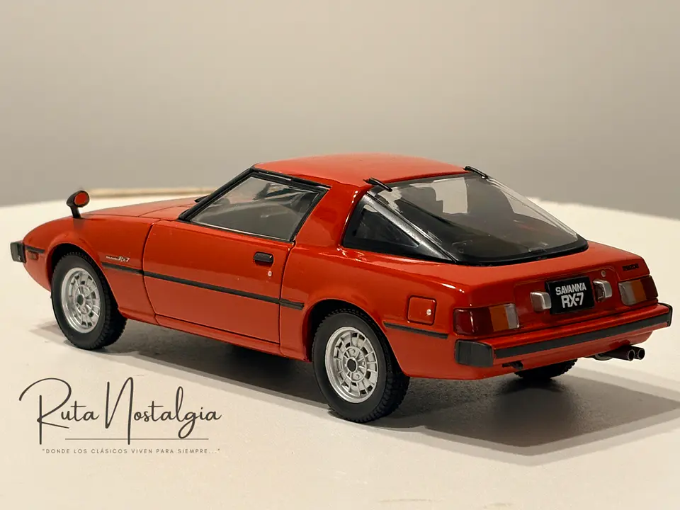 Auto Mazda RX-7 RHD 1980 | WhiteBox Escala 1:24- COPIA 6