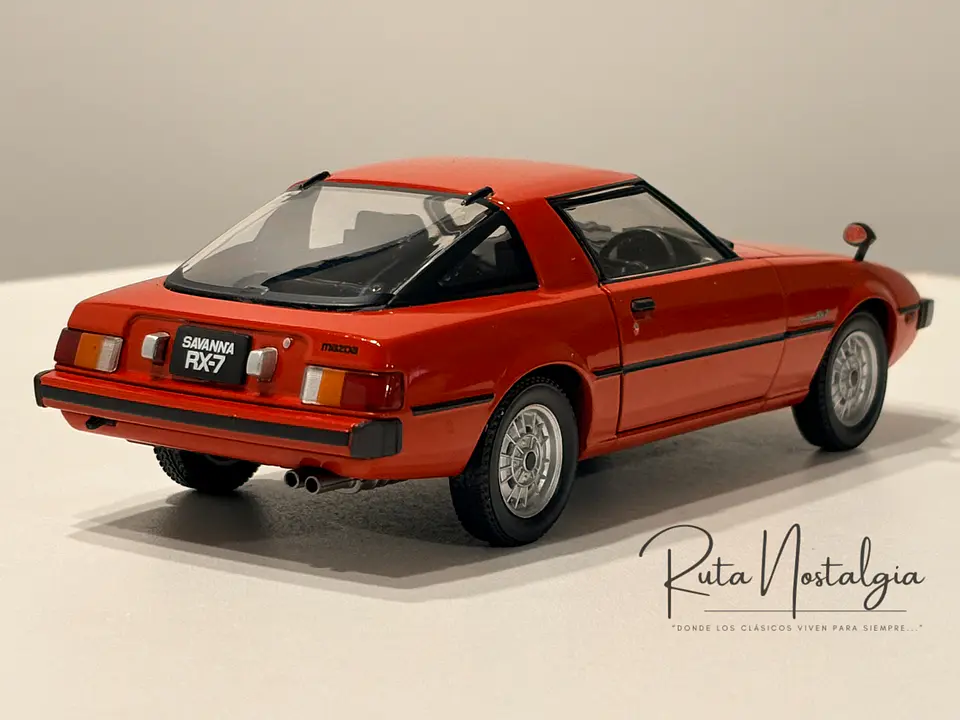 Auto Mazda RX-7 RHD 1980 | WhiteBox Escala 1:24- COPIA 7