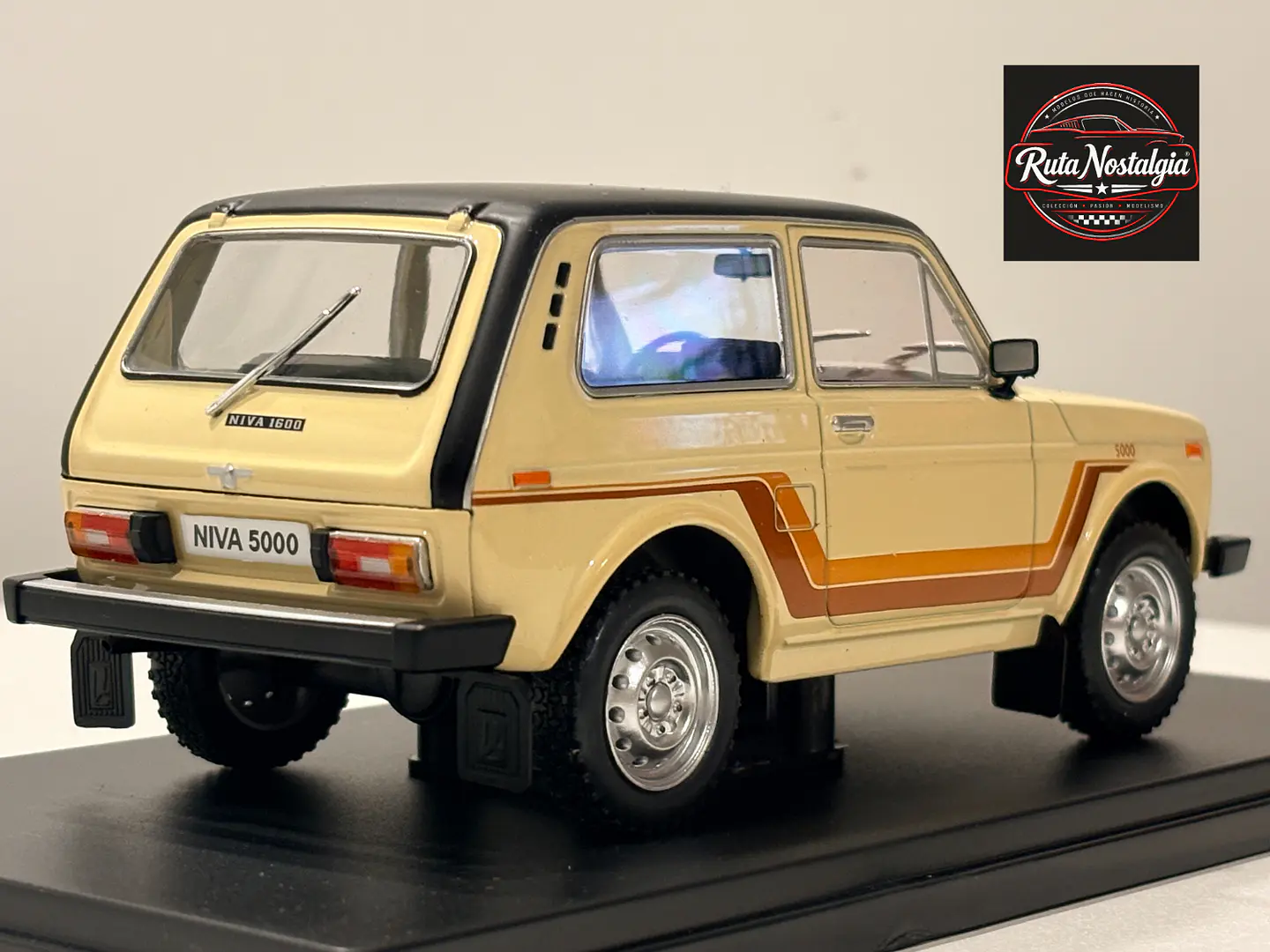 Lada Niva 5000 (1980) | WhiteBox 1:24 Coleccionable 6