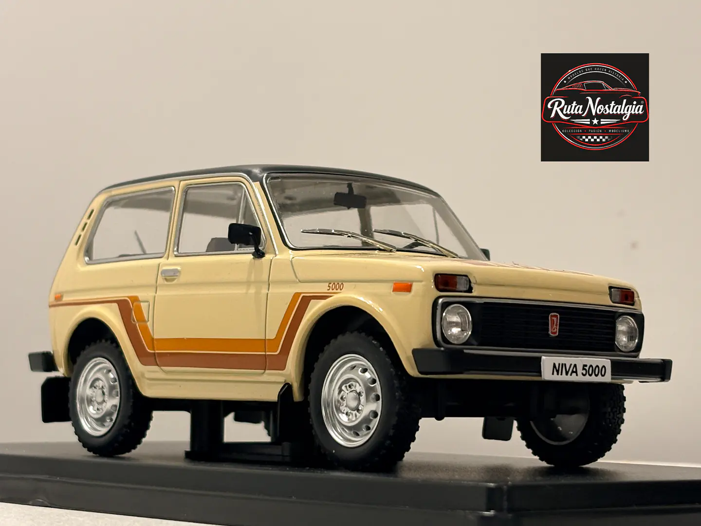 Lada Niva 5000 (1980) | WhiteBox 1:24 Coleccionable 9