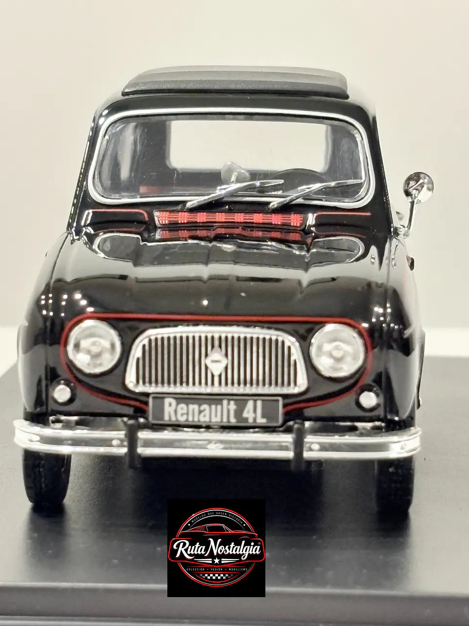 Auto Renault 4L Parisienne 1964 Escala 1:24 WhiteBox 2