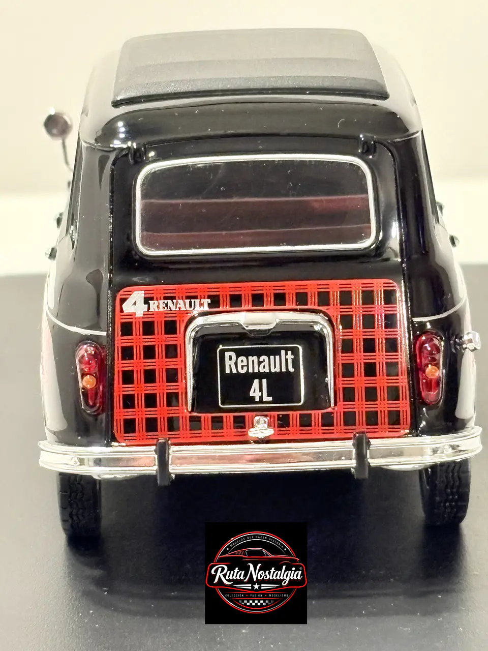 Auto Renault 4L Parisienne 1964 Escala 1:24 WhiteBox 6