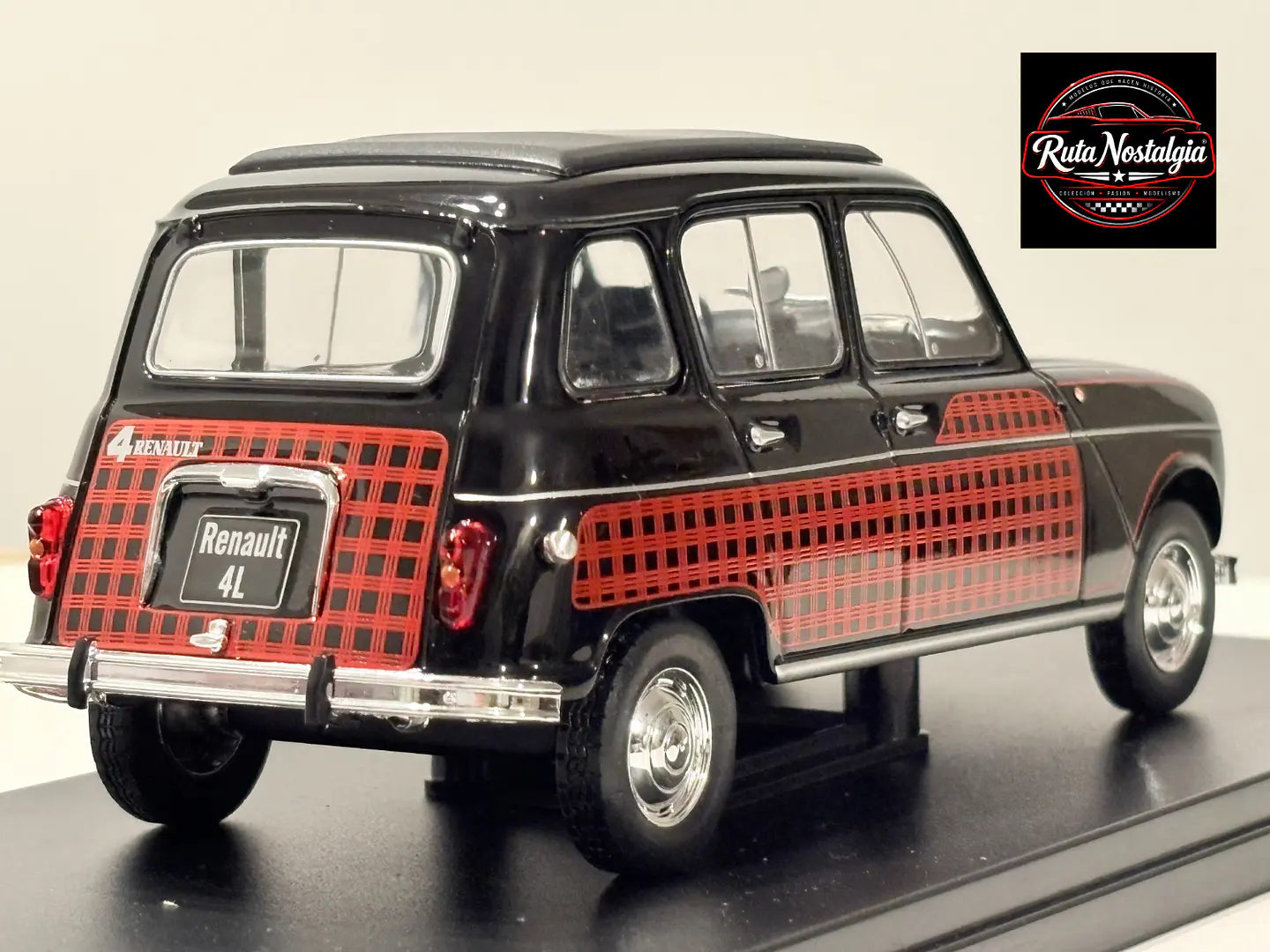Auto Renault 4L Parisienne 1964 Escala 1:24 WhiteBox 5