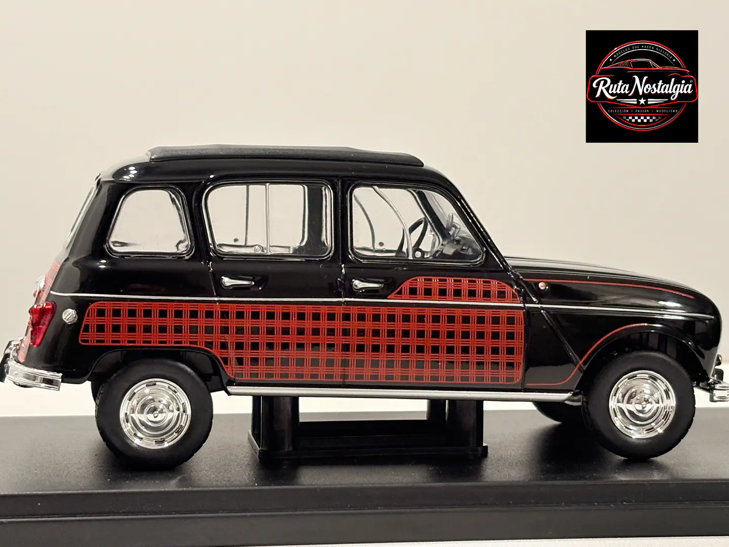 Auto Renault 4L Parisienne 1964 Escala 1:24 WhiteBox 4