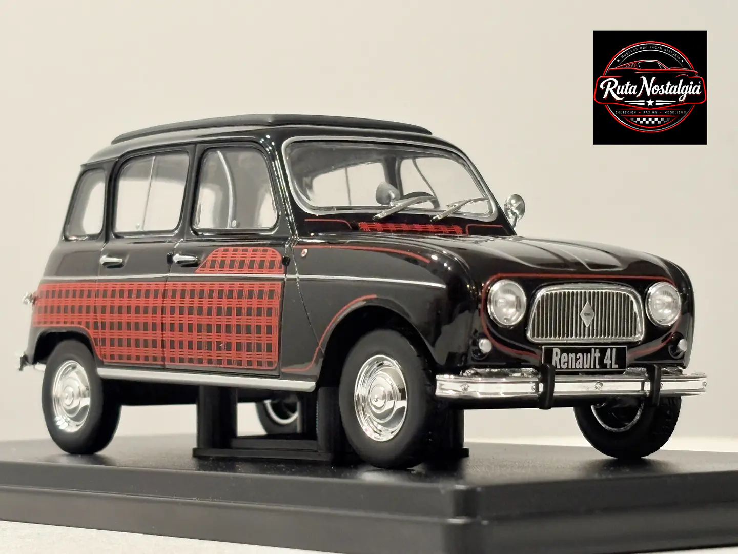 Auto Renault 4L Parisienne 1964 Escala 1:24 WhiteBox 9