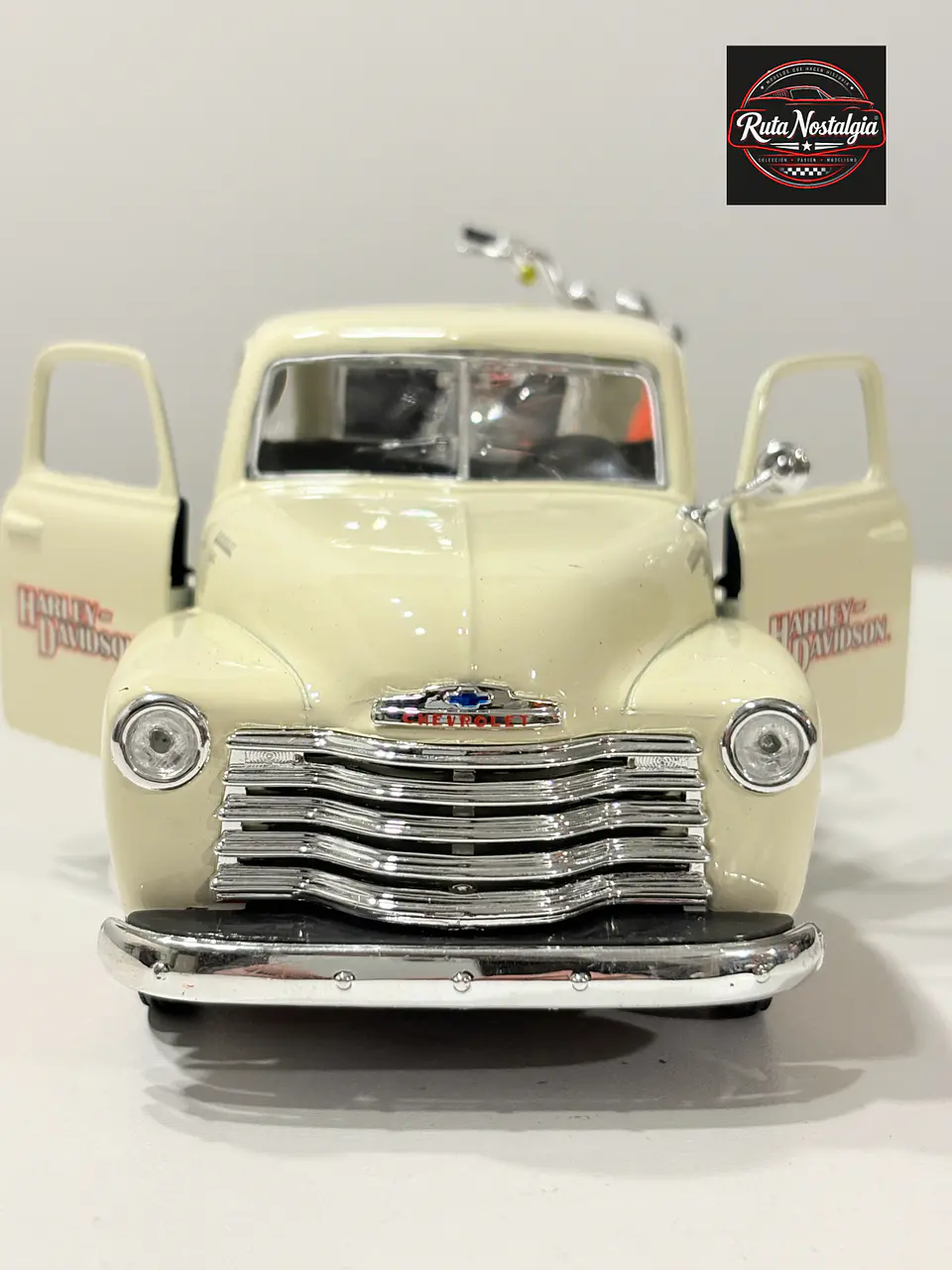 Camioneta Chevrolet 3100 1950 + Moto Harley Davidson | Maisto 1:24 3