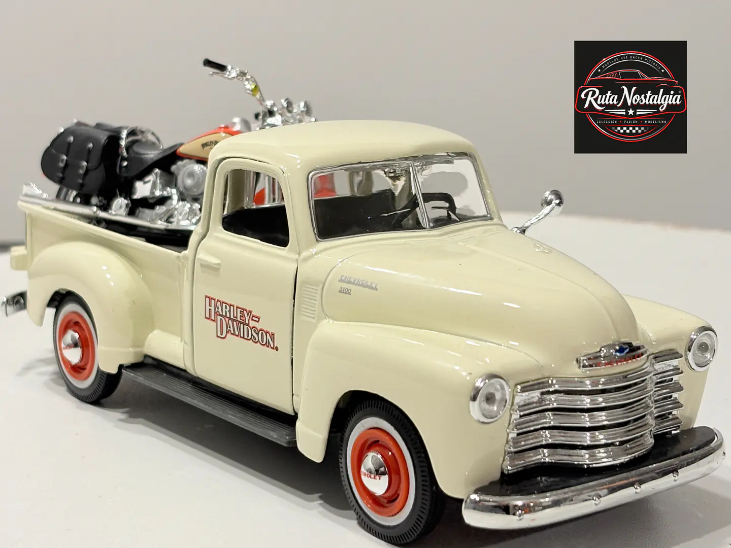 Camioneta Chevrolet 3100 1950 + Moto Harley Davidson | Maisto 1:24 4