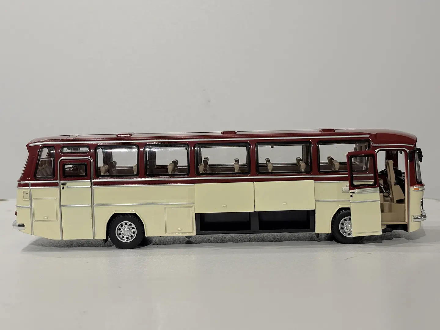 Bus Mercedes Benz O-302 - Grand Alliance Models - 1:24 (China). Diecast con sonido 19