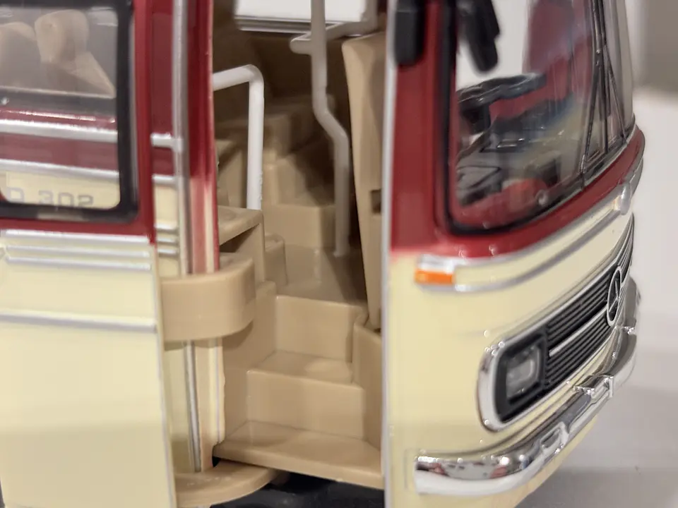 Bus Mercedes Benz O-302 - Grand Alliance Models - 1:24 (China). Diecast con sonido 18