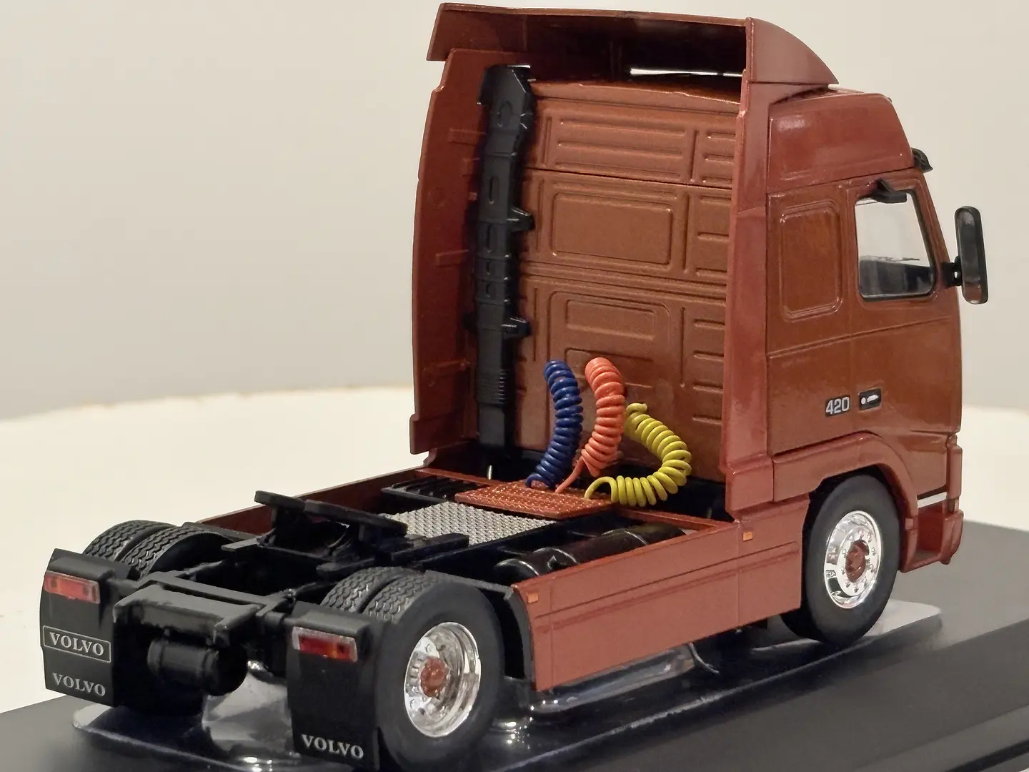 Camión Volvo FH12 (1994) | IXO Models - Escala 1:43 5