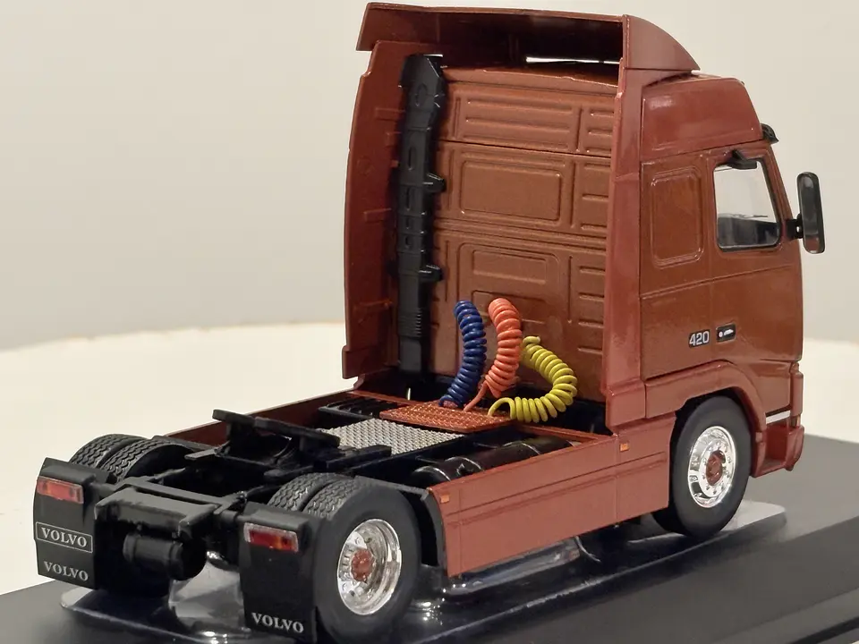 Camión Volvo FH12 (1994) | IXO Models - Escala 1:43 5