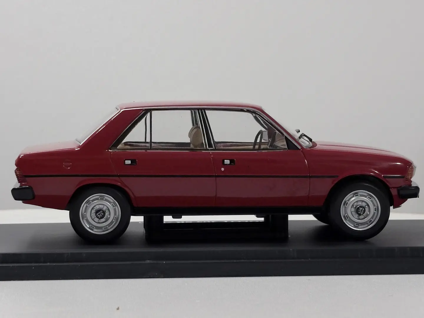 Peugeot 305 SR 1980 Rojo Escala 1:24 Edicola con Vitrina 4