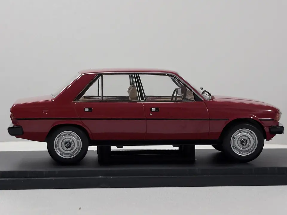 Peugeot 305 SR 1980 Rojo Escala 1:24 Edicola con Vitrina 4
