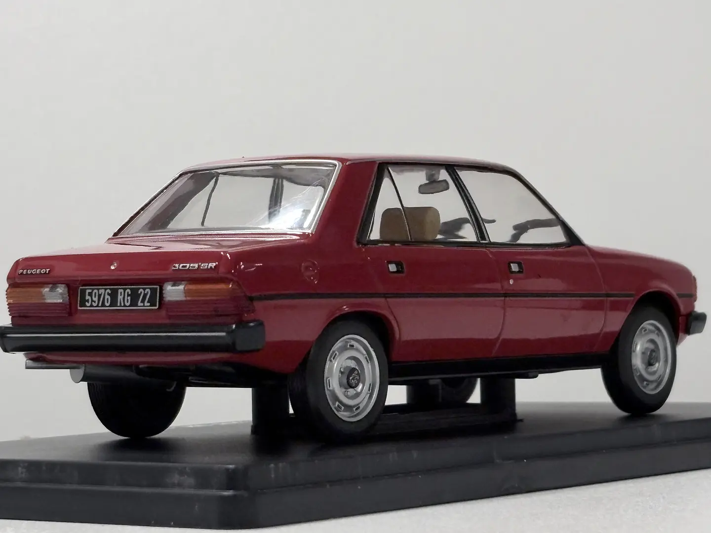 Peugeot 305 SR 1980 Rojo Escala 1:24 Edicola con Vitrina 5