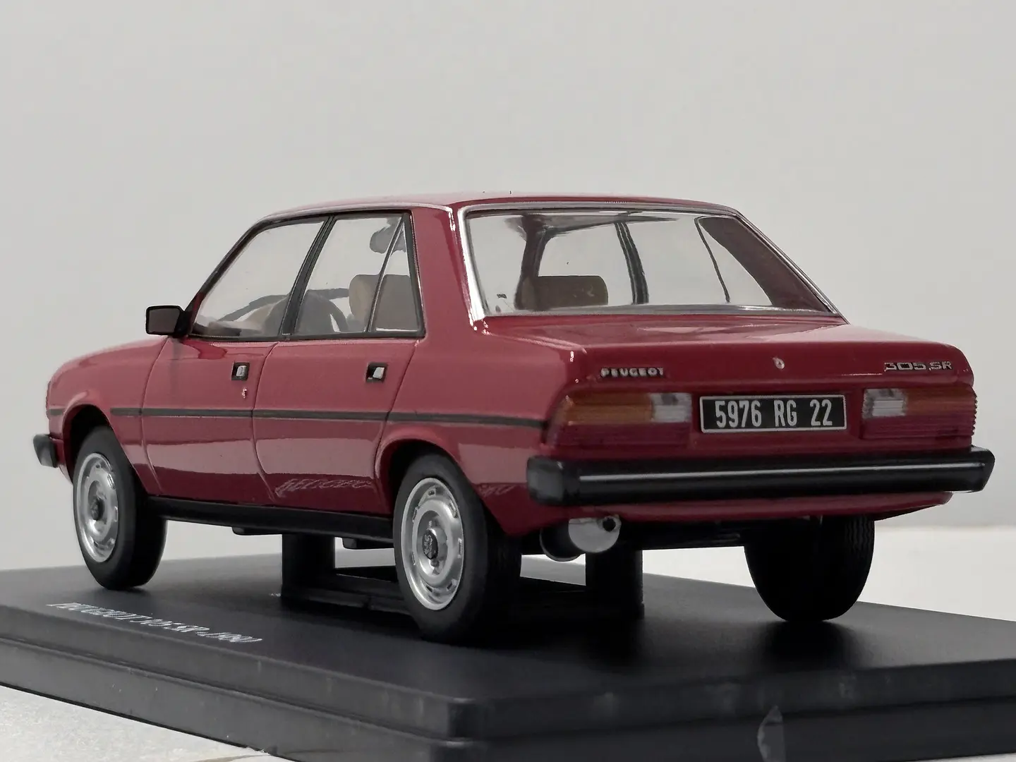 Peugeot 305 SR 1980 Rojo Escala 1:24 Edicola con Vitrina 6