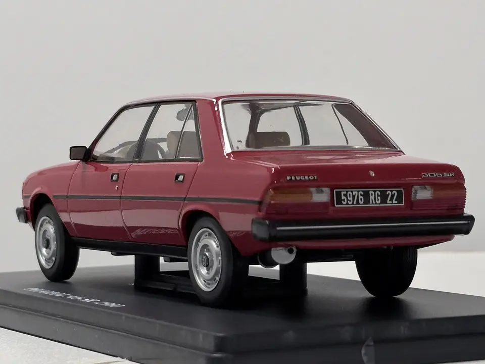 Peugeot 305 SR 1980 Rojo Escala 1:24 Edicola con Vitrina 6