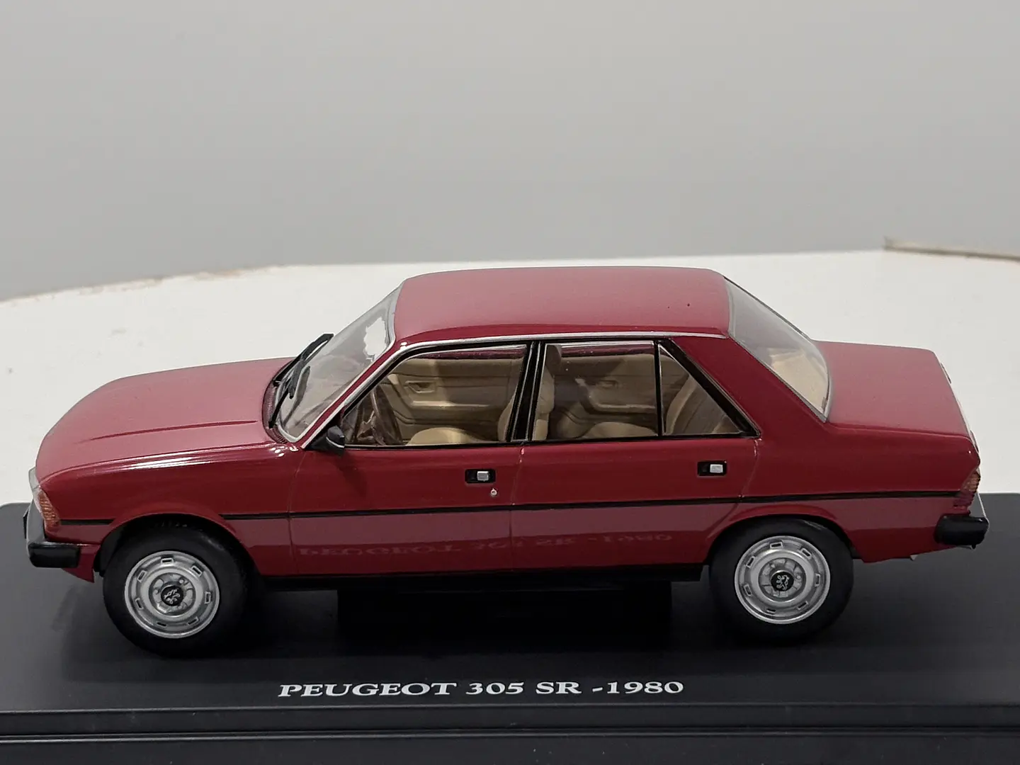 Peugeot 305 SR 1980 Rojo Escala 1:24 Edicola con Vitrina 7