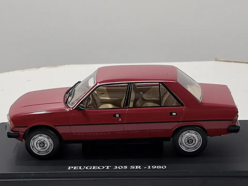 Peugeot 305 SR 1980 Rojo Escala 1:24 Edicola con Vitrina 7